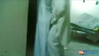 يقطعلها هدومه بالعنف