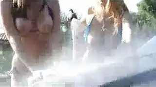 مهرجان جنسي في غسيل السيارات المبلل: حفر بالقضيب الاصطناعي وضرب الفرج