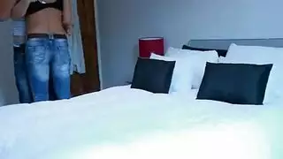 أسمر صاحب لزب لكبير ينيك زوجة صديقه لكوريا في لمطبخ