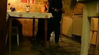 اب ينيك ابنته ويعافيها بالضرب علي كسها
