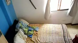 الاخ واخته اعدين في غرفه البنت بتترج علي سكس واخوها يتعلم