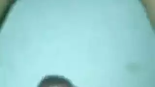 شابان مثاران يشاركان في جلسة جنس جماعي صريحة