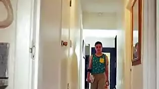 تم القبض عليه وهو يستمني، تعاقبه زوجة الأب بجنس خشن إكس إكس إكس