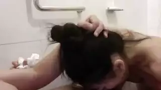 أم بتعلم ابنها الستمناء