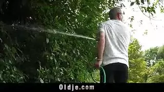رجل ينيك فتاة صغيرة تتناك من طرف رجب كبير
