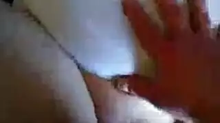 تبتسم خلال جلسة نكاح شرج قاسية