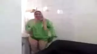 بنت تلعب بحنشونها