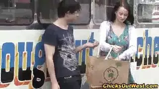 تعزم صديقته على البيت وينكه ولده
