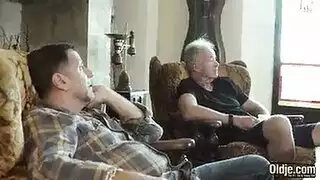 مراهقة تغري جدها وينيكها
