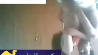 بنت تتناك من رجلين علي الاريكه بعنف