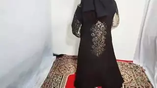 فتاة عربية ممتلئة بالحجاب تظهر منحنياتها المثيرة أثناء الرقص
