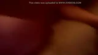 شقراء في بنطال اليوغا تُضرب بوضعية الكلب