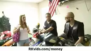 الكلب لك المراه