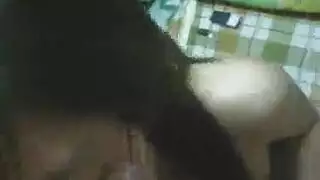 مص آسيوي مزدوج: ثنائي الحلق العميق في العمل