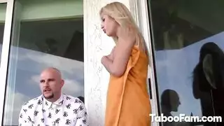 يختبئ عن زوجته عندما يضاجعها