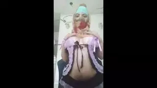 وجه مخفي، فرج مكشوف: فتاة عربية تمارس العادة السرية على كاميرا الويب