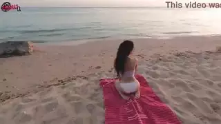 استمناء أنثوي مائي تداعب نفسها في البحر الأحمر