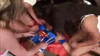 كاترينا ذات الصدر الكبير تخضع لجنس شرجي قاسٍ