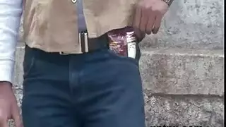 مراهقة مثيرة تستمني لتمثيلية أحدب محرمة
