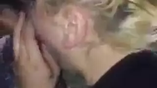 عاهرة شقراء تأخذ قضيبًا كبيرًا مثل محترفة في إكس إكس إكس