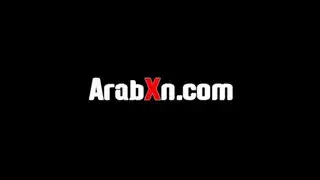 العاهرة الشقراء الناضجة تأخذ قضيب صديق الفتاة في الحمام