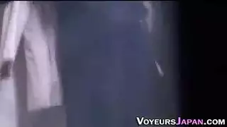 مراهقة يابانية تأخذ السائل المنوي في فمها بينما الزوجة غائبة