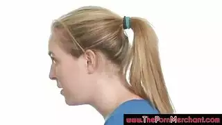 شقراء يتم جنس وجهها ويملأ فمها بالسائل المنوي