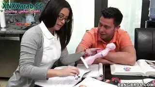 استراحة دراسة ثنائية: طالب ينيك صديقته وزوجة أمها الممتلئة