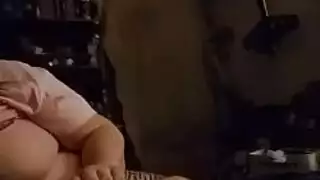 خيال مزدوج: الأم الخائنة تأخذ قضيب أبيها بينما الجار يسجل