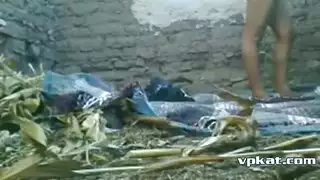 سكس عربي ثلاثي و احلى فتاة ينيكها جنديين في الخربة بكل قوة