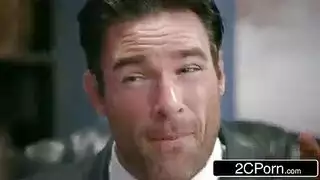 بنات في شارع تركب مع وحد في سيارة