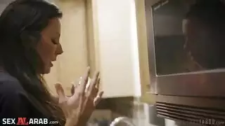 البنت تطلب المساعده من امها الممحون