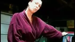 زوجة الأب مرتديّة الكعب العالي تمارس الجنس مع ابن زوجها بعنف بينما صديقها غائب