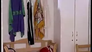 جنس في حوض سباحة عام: شباب وفتيات عراة في جنس جماعي جامح