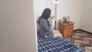 صديق اخي يتسسل من النافذه