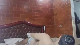 طيز هايجه تلعب بكسها علئ الامريكيه وزوجه ابيها تضبطها وتنيكها في احلئسحاق مترجم عربي
