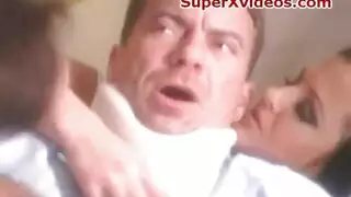 تنتاك أمام زوجها بالعيادة وتطلب يحبلها