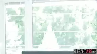 شقراء جامحة تتوسل للجنس الشرجي من صديق رجلها المقرب