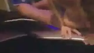 فاتنة شقراء المدبوغة، يحصل مارس الجنس شيري ديفيل من قبل زوجها أمام الكاميرا