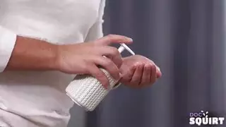 بنت تريح تسته بيده تقذف حليب