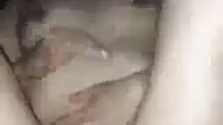 مراهقة آسيوية تركب قضيبًا شرجيًا وتداعب كسها حتى ذروة صارخة