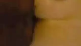 الام تسخن نفسها