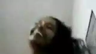 على ركبتيها، يسيل لعابها على قضيب وحشي