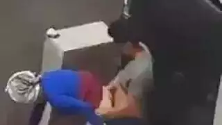 اخ نازل فشخ في اخته وعمالتها تصوت
