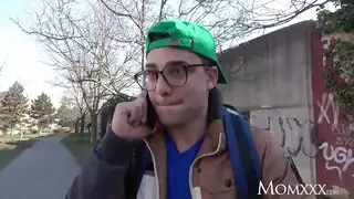 زوجة الأب تتوسل لقضيب الابن بالتبني الشاب الصلب