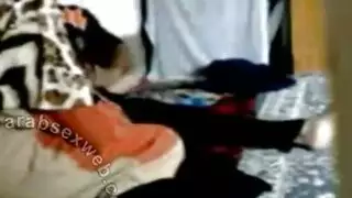 طالبة محجبة تفتح ساقيها لزب زميلها في مقطع سكس مسرب