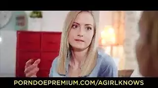 رئيس يمارس الجنس مع مهبل سكرتيرته الضيق بعد الدوام
