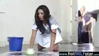 امراة جميلة بلباس احمر