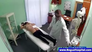 على ركبتيها ملابس السباحة الشرج التثاؤب