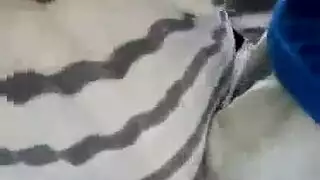قضيب غريب منتصب يفرك مؤخرتها في حافلة مكتظة